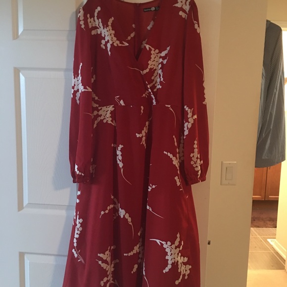 Gorgeous red and white, long sleeve boohoo dress. Worn once - Picture 2 of 3